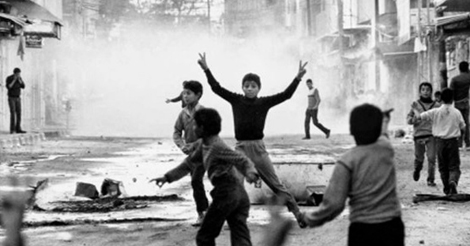 Para comprender un conflicto, tal vez lo más sensato sea abrazar el arte de los oprimidos