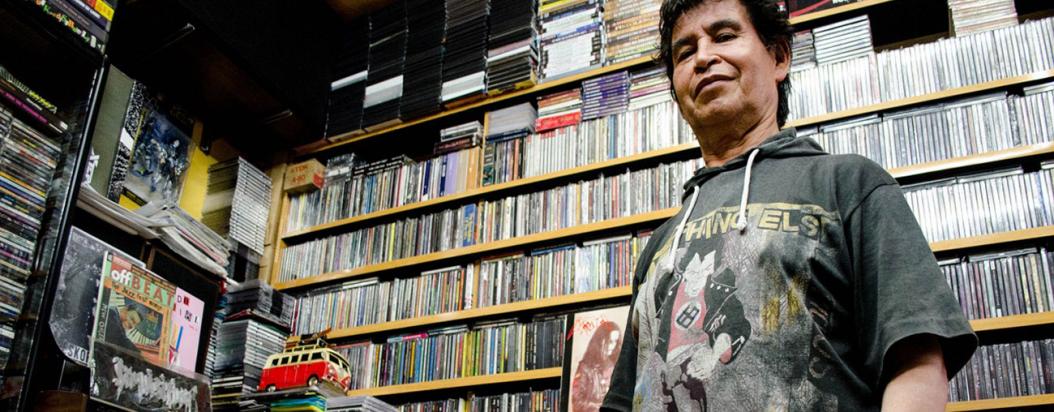 El sastre del metal, José Mortdiscos, es fundador de una de las más importantes discotiendas en Bogotá. El sastre del metal, José Mortdiscos, es fundador de una de las más importantes discotiendas en Bogotá.