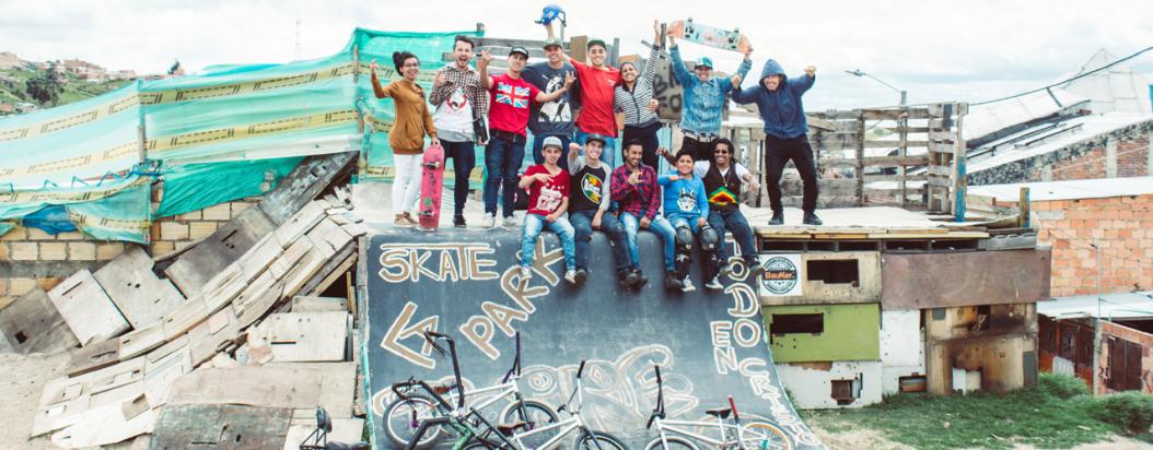 Sobre esta rampa improvisada en Ciudad Bolívar conviven el BMX y el skateboarding