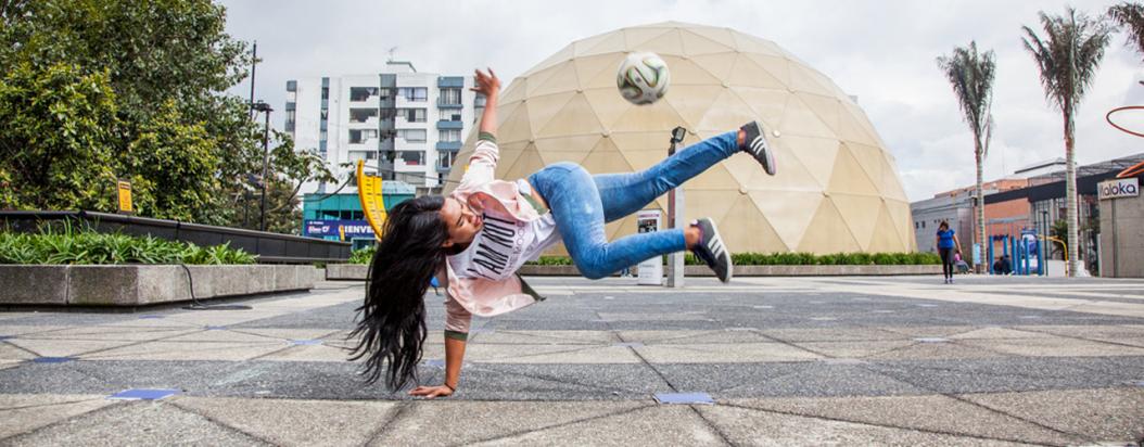 Chicas que le jalan al fútbol ‘freestyle’, el arte de dominar la pelota a punta de trucos