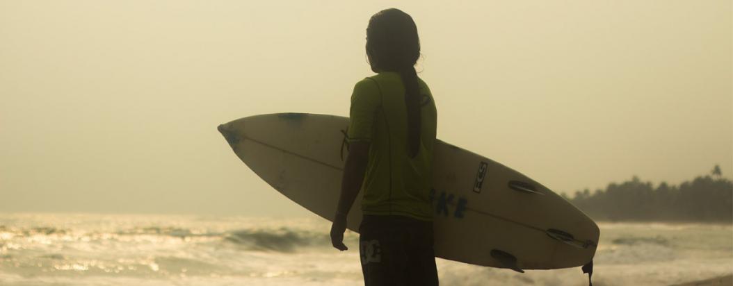 ‘Kassag: raíces en la arena’, un corto documental que explora la adaptación cultural de las comunidades de la Sierra Nevada a través del surf