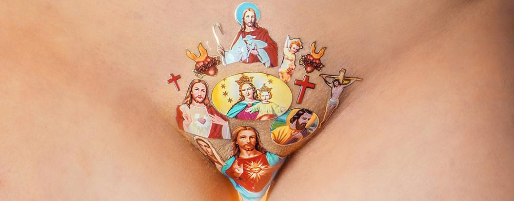 Durante la adolescencia hizo parte de una comunidad cristiana que la impulsó a ver el cuerpo como algo sucio y pecador.