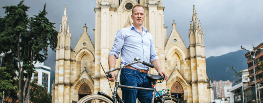 Ruben Loenderslooot, holandés experto en bicicleta pedaleando por Bogotá