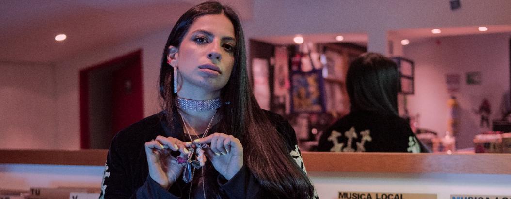 n las letras de sus canciones, cargadas de RnB noventero y sonidos del Pacífico, esta artista colombochipriota de 26 años