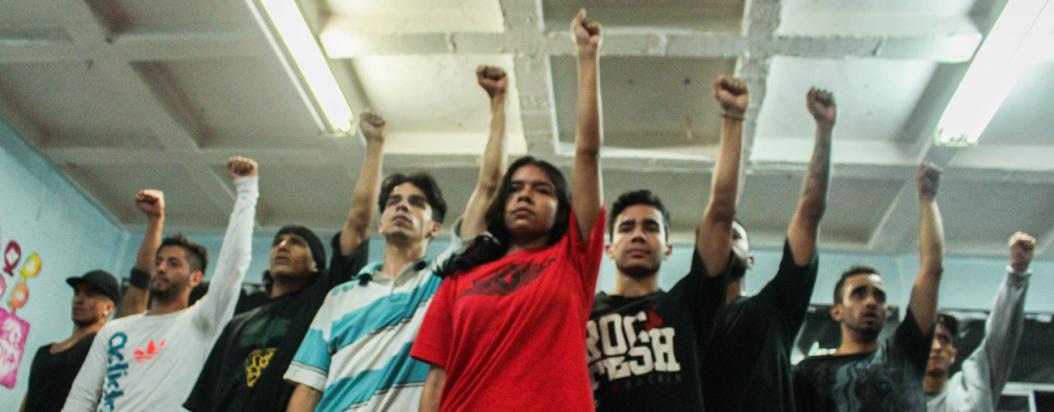 Así funciona la premiada “skuela” del vocalista de Crew Peligrosos