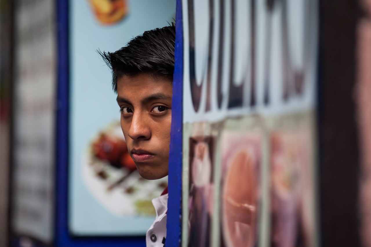 mirada-punzante-joven-vendedor-de-tacos-ciudad-de-mexico-mexico.jpg