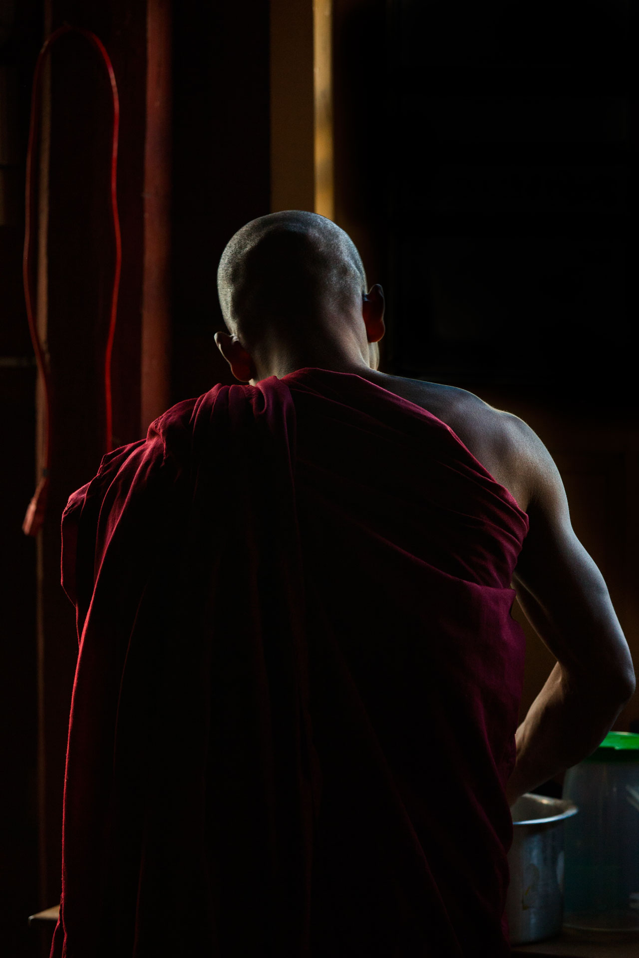 monje-budista-lavando-ropa-monasterio-bagan-myanmar.jpg