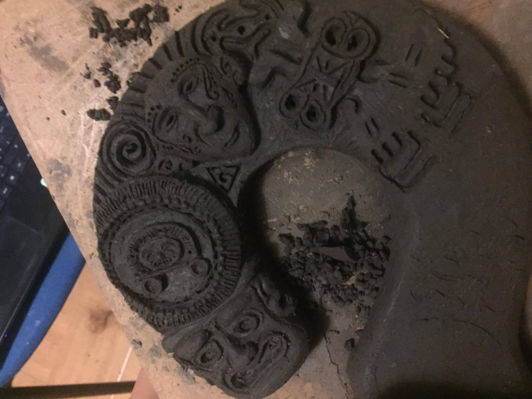 tributo_anonimo_aterciopelado_diseno_escultura_caratula_01_2016.jpg