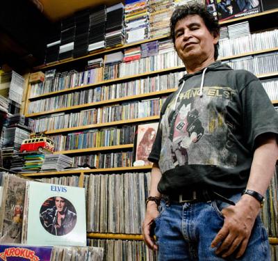 El sastre del metal, José Mortdiscos, es fundador de una de las más importantes discotiendas en Bogotá. El sastre del metal, José Mortdiscos, es fundador de una de las más importantes discotiendas en Bogotá.