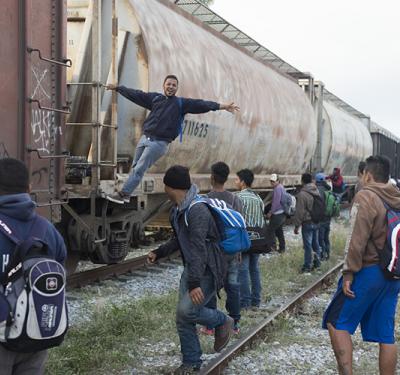 En la fotografía de Pablo Allison se encuentran el drama de la migración y el grafiti