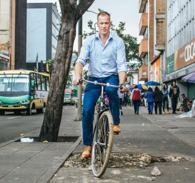 Ruben Loenderslooot, holandés experto en bicicleta pedaleando por Bogotá
