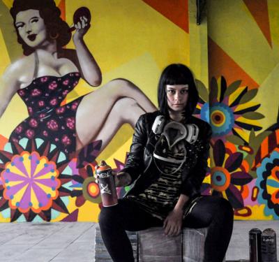 Ledania sentada con su mural