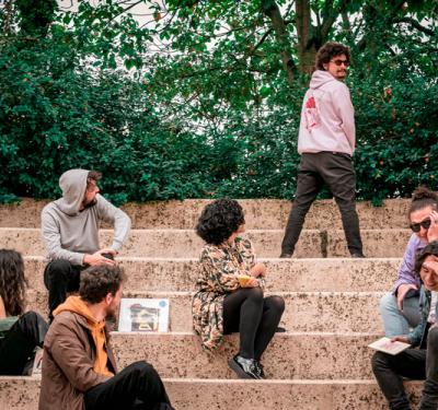 Concebido como la reunión de diferentes formas de lucha, el sello y editorial bogotana se ha preocupado por mantenerse fiel a sus ideales de resistencia y contracultura. A cinco años de su creación, indagamos sobre sus inicios y la consolidación de uno de los proyectos independientes más fuertes del momento. 