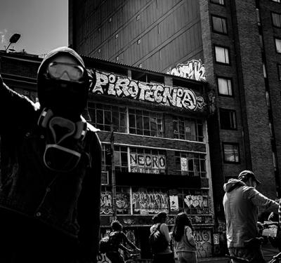 Traer el futuro de vuelta: confrontar la jerarquía social con Pirotecnia Negra