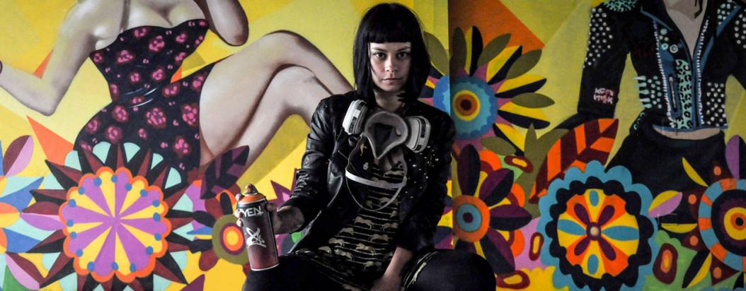 Ledania sentada con su mural